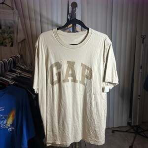 GAP Men's Everyday Soft Arch Logo T-Shirt in Beige